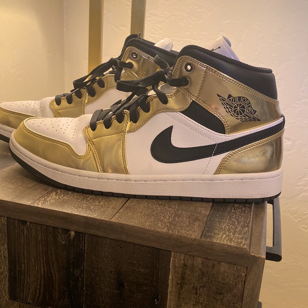 Air Jordan 1 Mid - White Gold Black